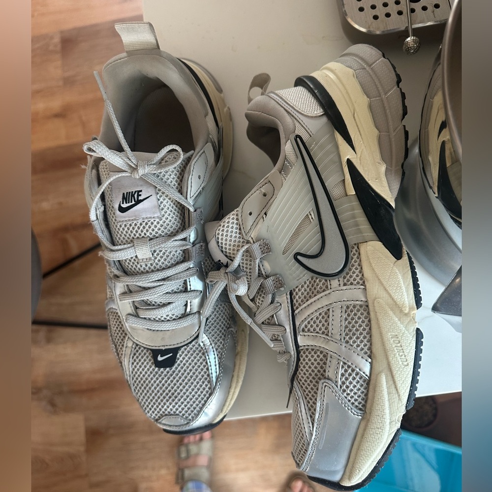 Men’s Nike V2K Run
Size: M 11